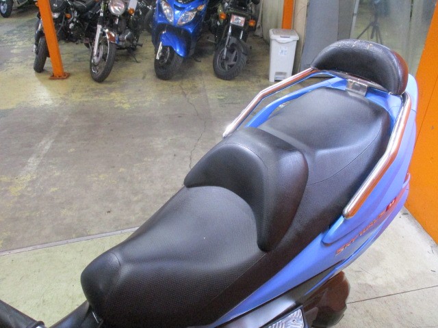 シートもこの通り破れもなければへたりもありません！シーシーバー付きのバックレスト装備でタンデムも楽々